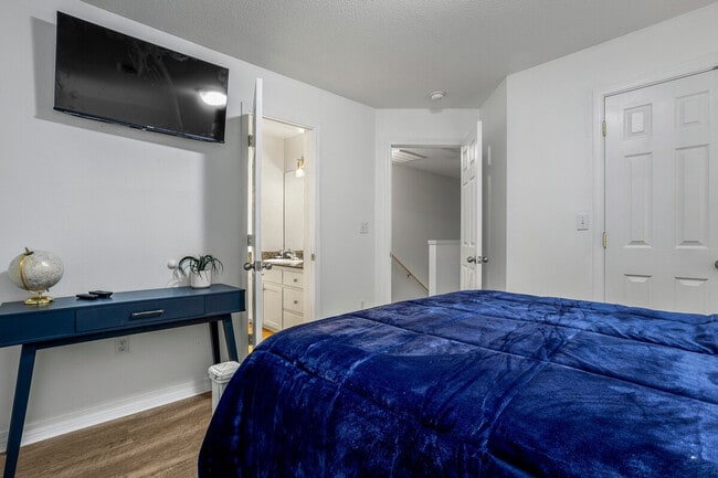 Building Photo - 241 Cowan Rd