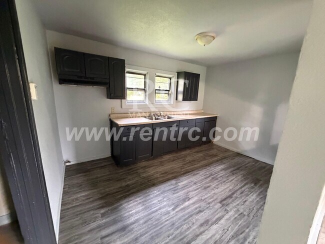Building Photo - 102 Elmwood-