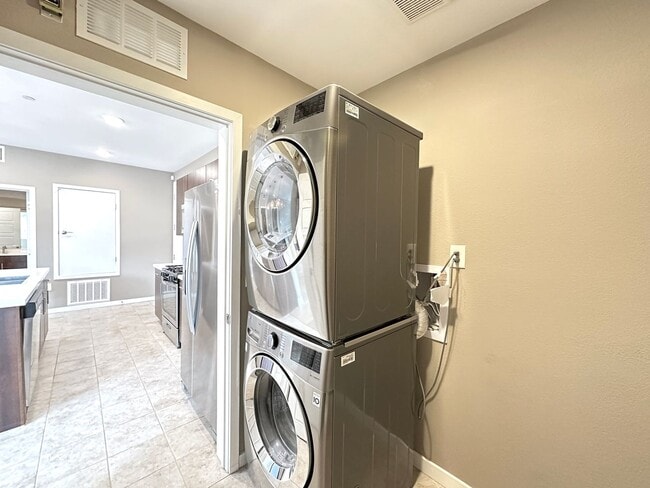 Building Photo - Charleston & 215 Aka Affinity