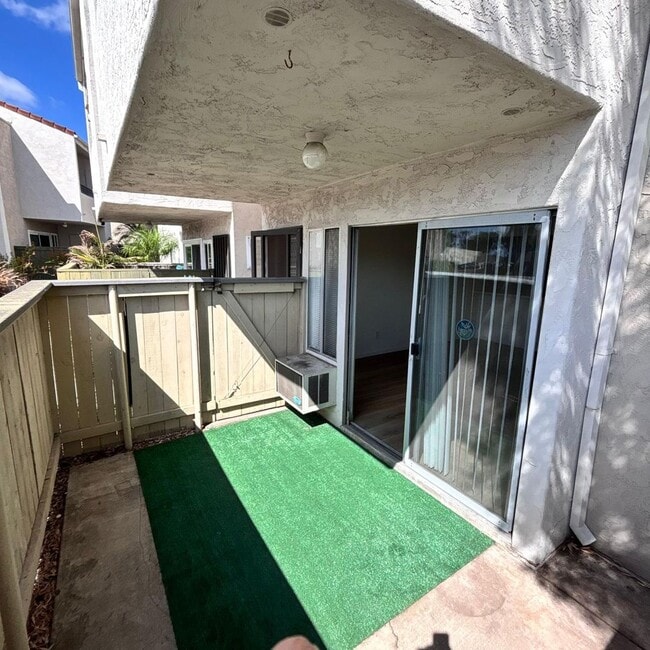 Building Photo - LIGHT & BRIGHT UPGRADED, 2 BEDROOM CONDO, ...