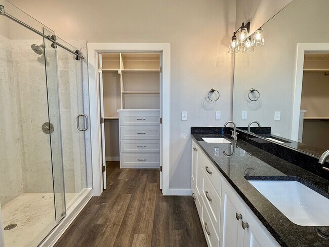 Building Photo - Brand NEW Large 1 Bed, 1 Bath in Beautiful...