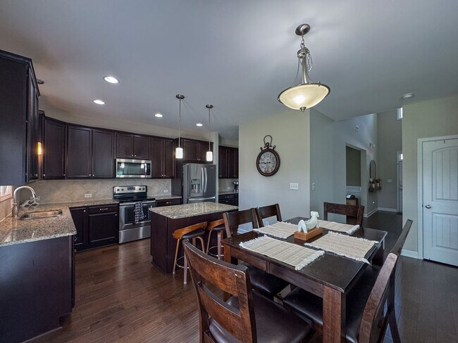 Building Photo - Gorgeous 4 Bed 2.5 Bath Home with Fenced Backyard