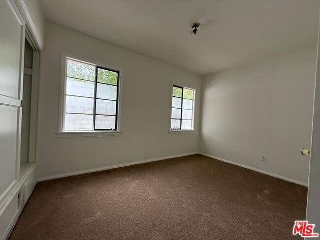 Building Photo - 15471 Victory Blvd