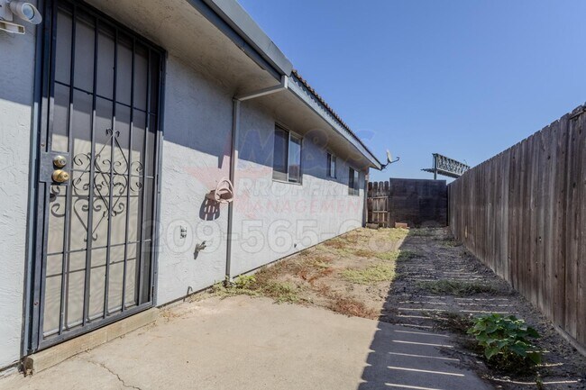 Building Photo - 302 Lovell Way