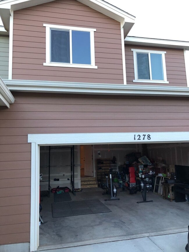 Building Photo - 3bd, 2.5ba 2car West Side Beauty, Built in...