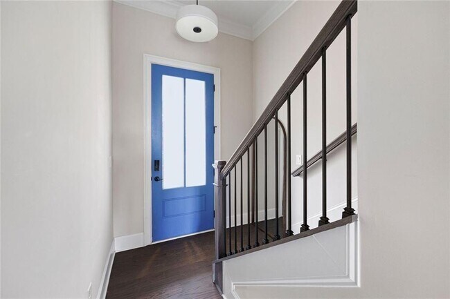 Building Photo - 109 Village Green Ave