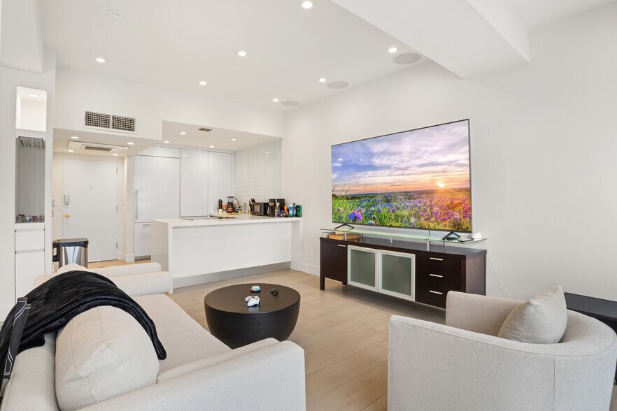 Building Photo - 10501 Wilshire Blvd