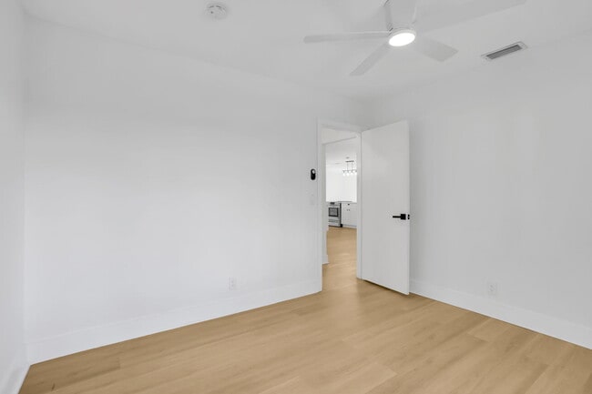 Building Photo - 905 Sunset Rd