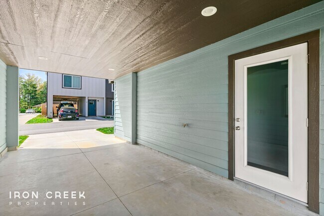 Building Photo - Beautiful Two-Bedroom Compact Cottage in S...