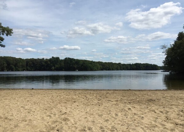 Building Photo - 84 Lake Rd