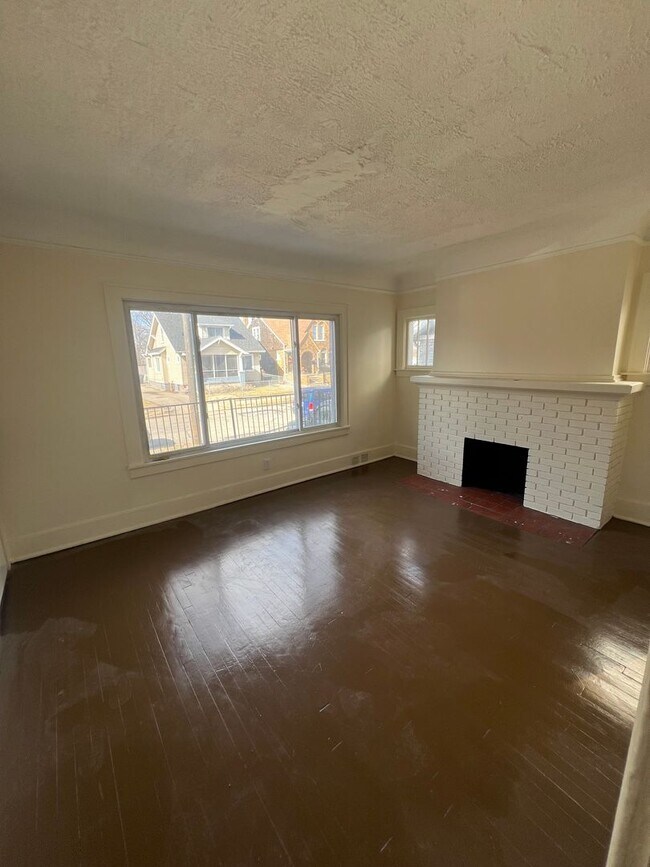 Building Photo - Cozy Westside Family Flat - Upper and Lower Units Available !