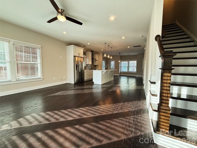 Building Photo - 1424 W 4th St