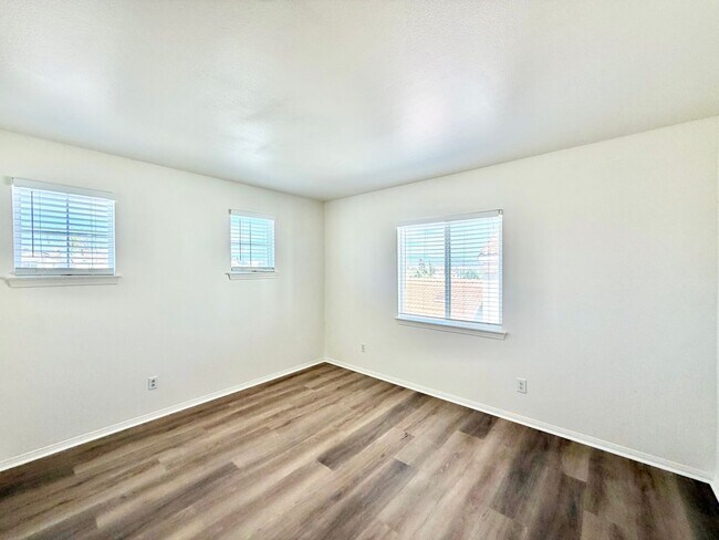 Building Photo - Spacious 3 Bedroom Home with Loft, Large Backyard & 2 Car Garage