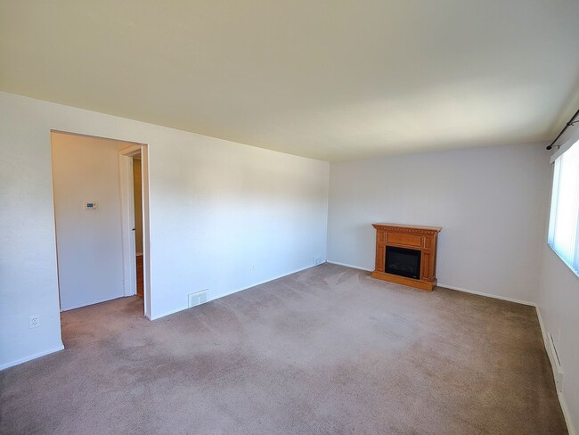 Building Photo - *Recently Updated 3BD/2.5BA Available for ...