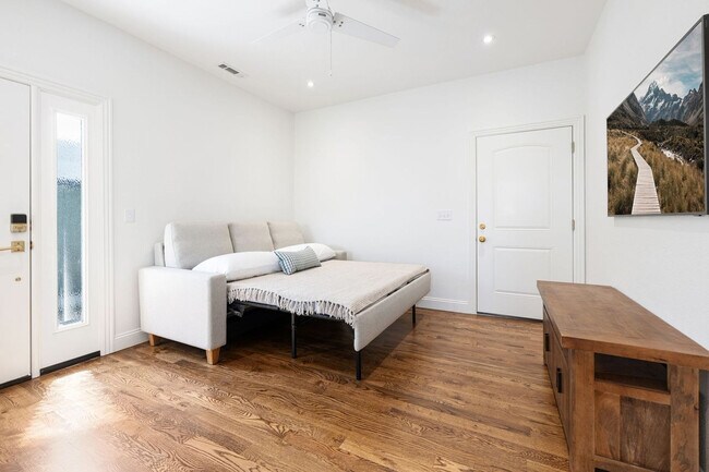 Building Photo - 802 NW D St