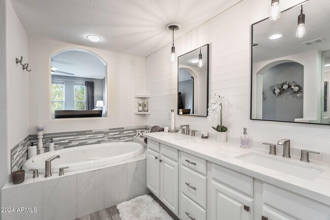Building Photo - 28990 N White Feather Ln