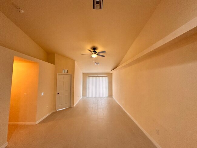 Building Photo - 1136 SE 9th Ct