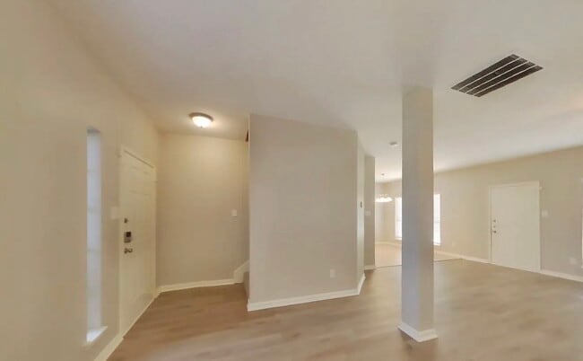 Building Photo - MOVE IN READY