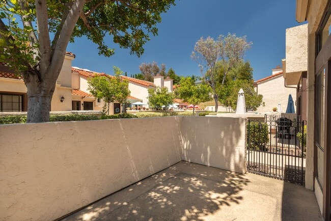 Building Photo - Beautiful 3 bedroom 2.5 bath townhouse across the street from Lake Murray