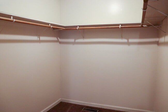 Building Photo - Charming 4 bedroom, 2 bathroom home in Greensboro w lake front views