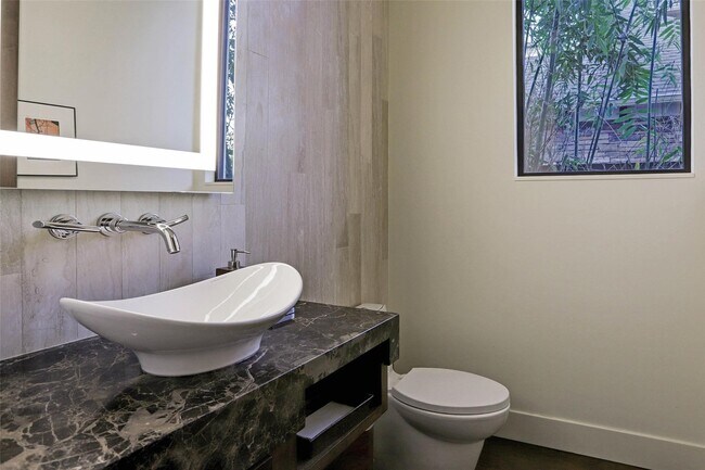 Building Photo - 721 E Creekside Dr