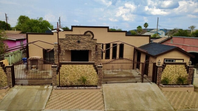 Primary Photo - 111 Larga Vista Dr