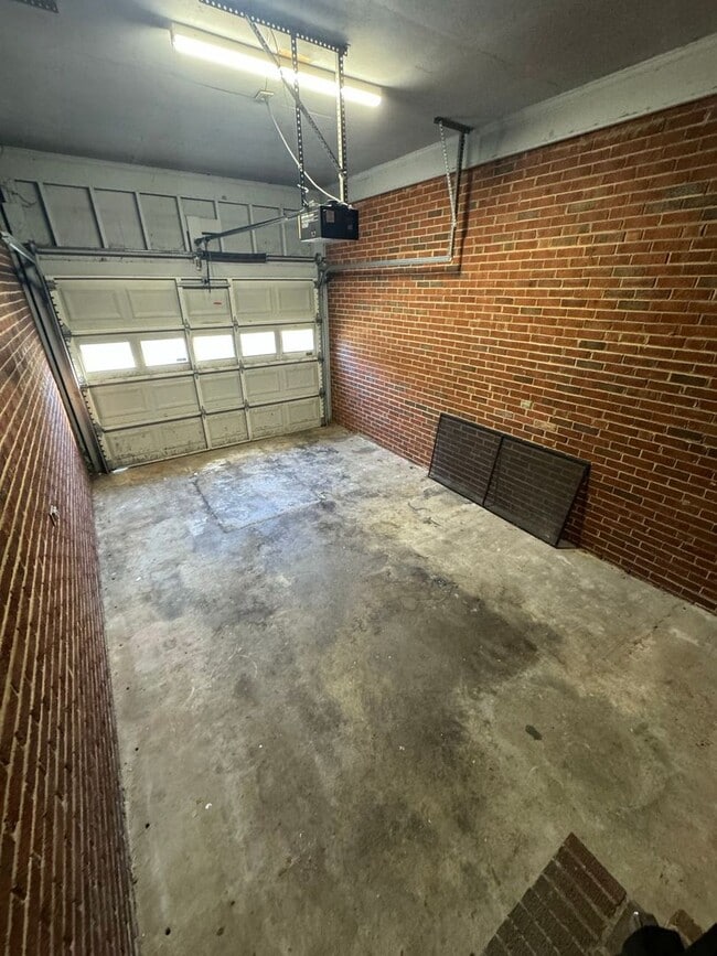 Building Photo - 3-Bedroom, 1.5-bathroom Brick Home with Garage ***RENT SPECIAL: FIRST MONTH FREE RENT!!!***