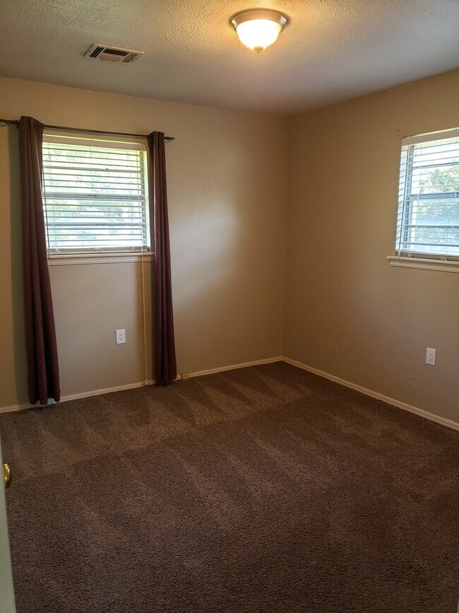 Building Photo - 652 Lotus Ave