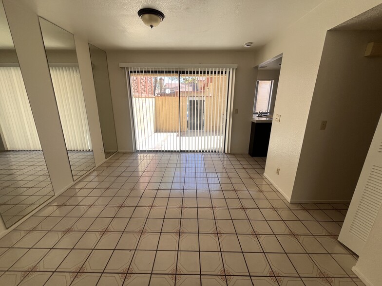 Building Photo - 2448 Pickwick Dr