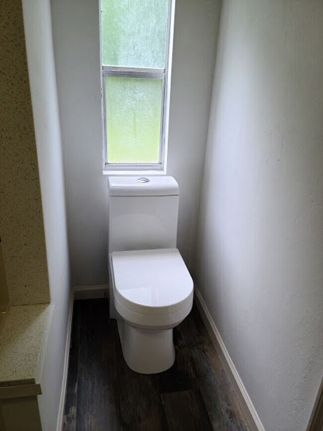 Building Photo - Updated 3 bed 2 bath