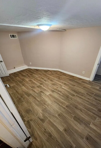 Building Photo - Room in Duplex on M.L.K. Jr Dr SW