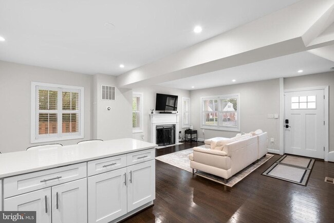 Building Photo - 535 N George Mason Dr