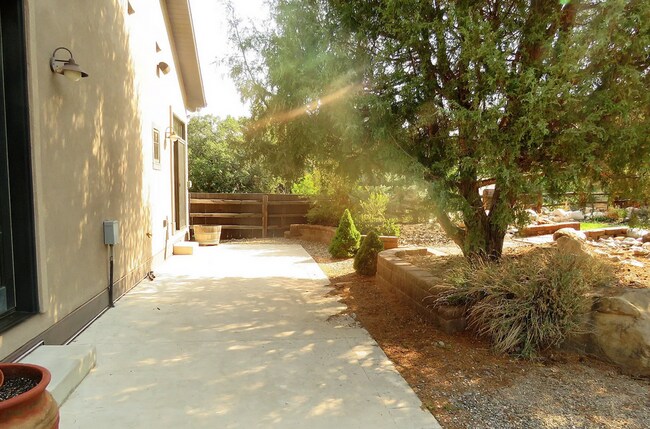 Building Photo - Mountain Sunset Views: Lovely Four-Bedroom House in Skyridge