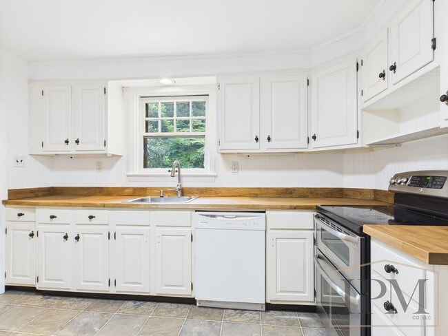 Building Photo - Coming Soon- Charming 3 Bedroom, 1.5 Bath ...