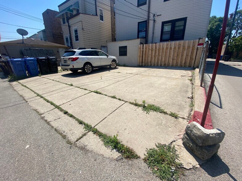 Building Photo - 6459 N Lakewood Ave