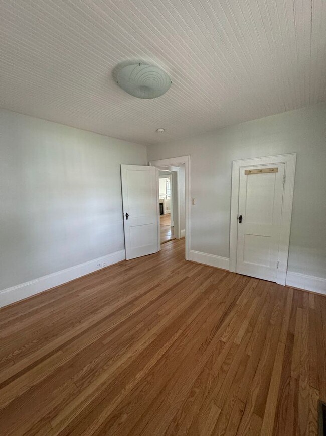 Building Photo - Cute Bungalow Near NC State Fairgrounds - Pet Friendly!