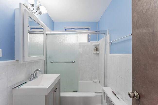 Building Photo - 6035 N Damen Ave