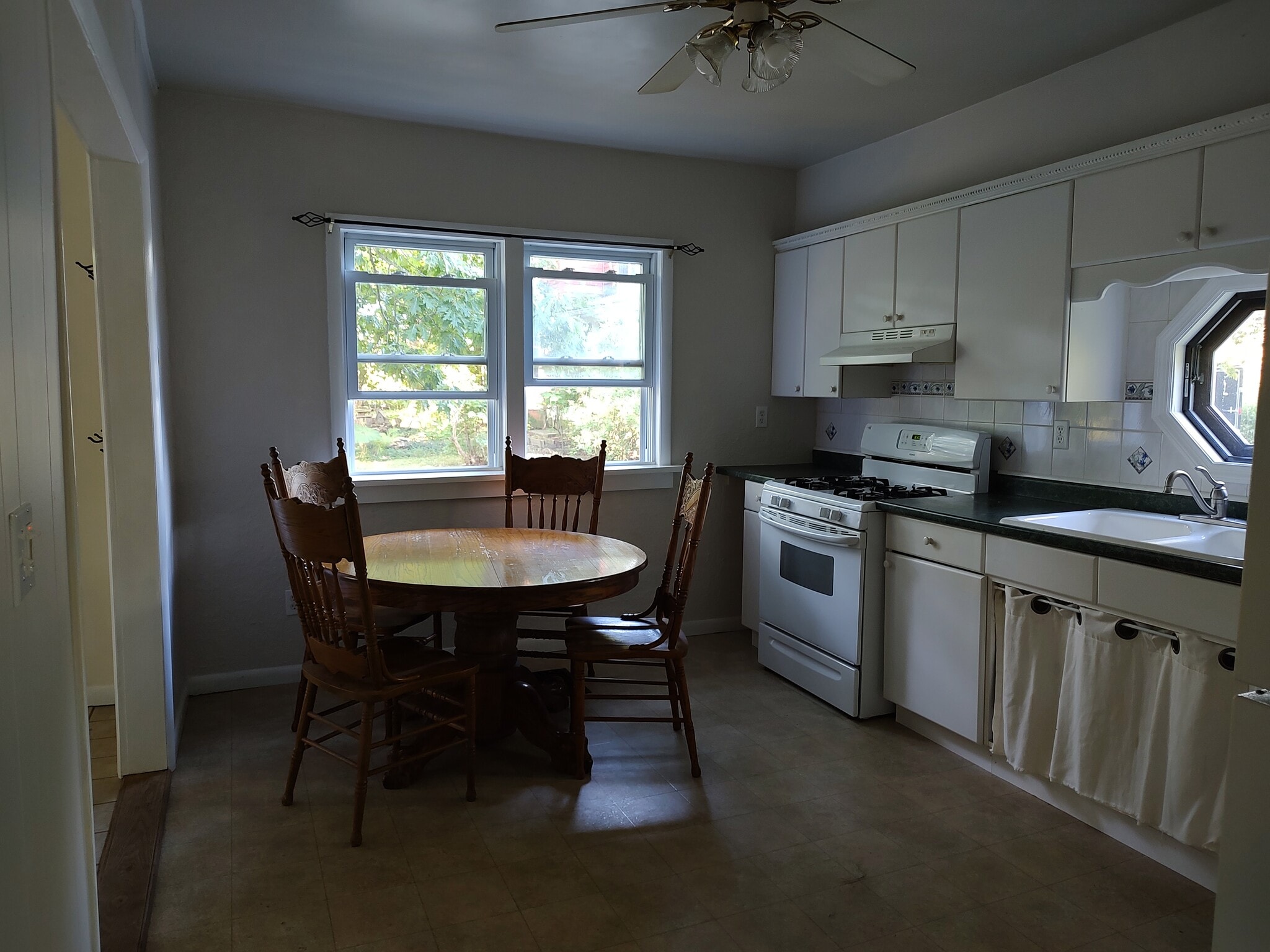 Eat-in kitchen. - 1314 Blakeley Rd