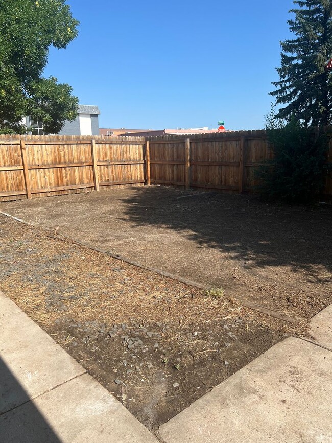 Building Photo - Newly Remodeled Duplex with 2 Large Fenced...