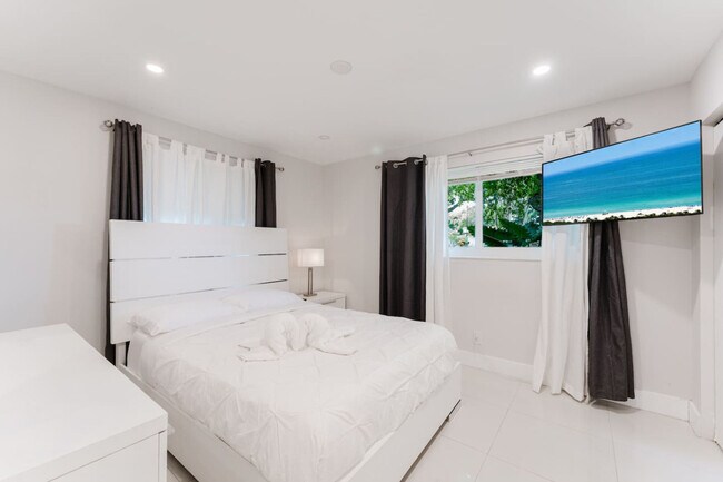 Building Photo - 4017 Monroe St