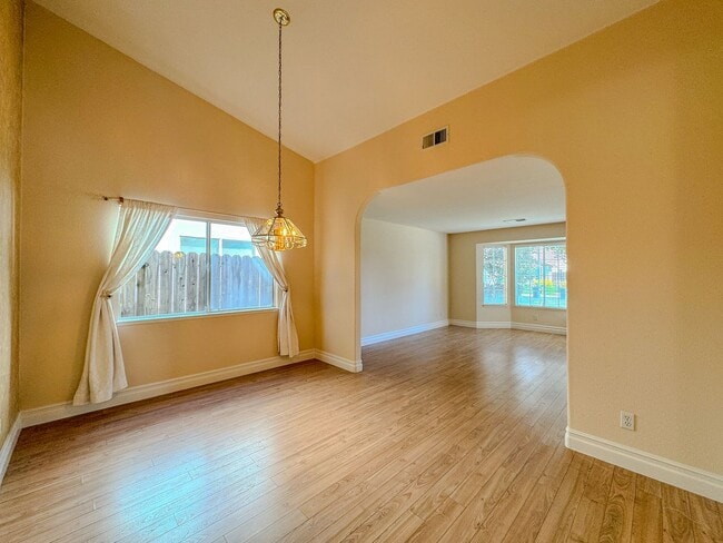 Building Photo - Lovely 3 Bedroom Home!