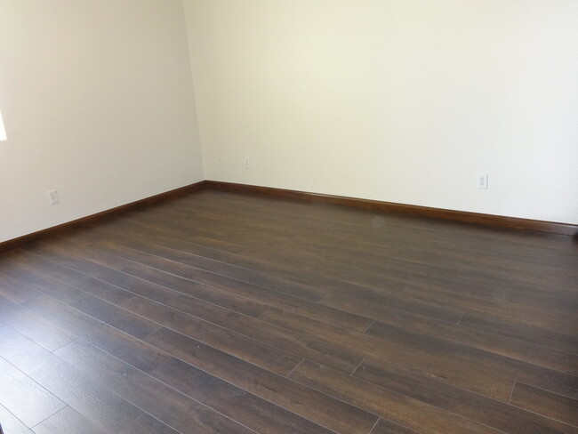 Building Photo - Centrally Located 2nd floor Upgraded Condo