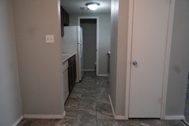 Building Photo - Wonderful 1-bedroom, 1.5-bath loft style c...