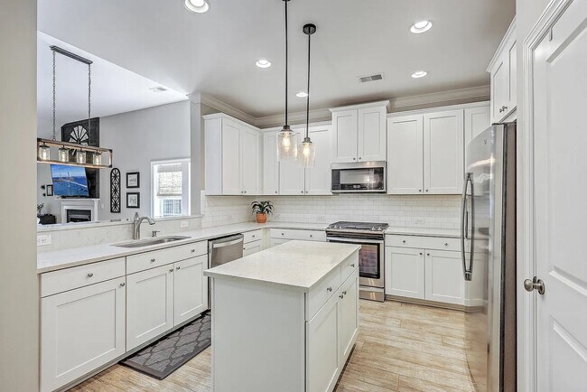 Building Photo - 4 Bedroom 3.5 Bath House in St. Johns Lake - Johns Island