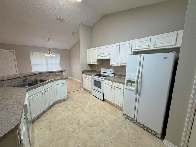 Building Photo - 7 Poinsettia Ln