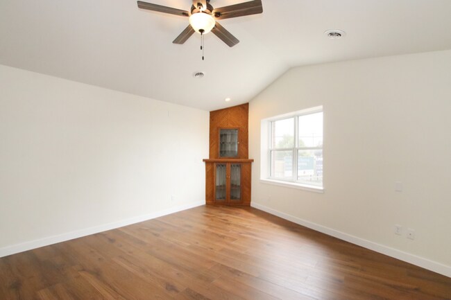 Building Photo - 14.5 Fond du Lac St