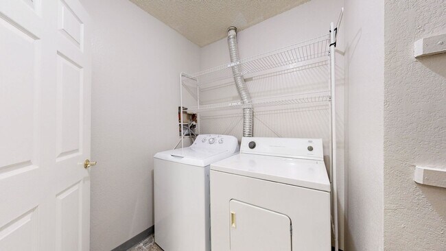 Building Photo - Adorable 2beds/2baths w/2 Parking spaced Included Available Now
