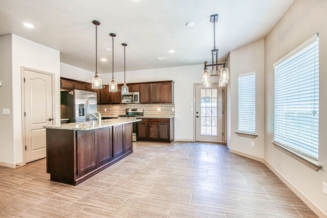 Building Photo - Beautiful 3 bed-2 baths with Casa Club/Gym...