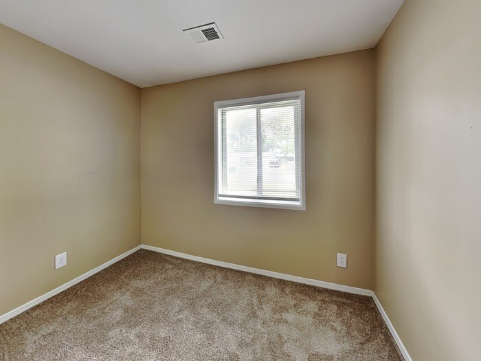 Building Photo - 890 Edgewood Dr
