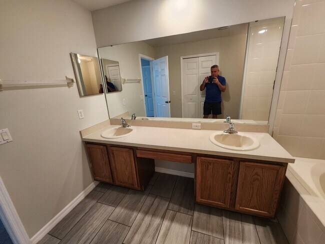 Building Photo - 4/2 Contemporary Style house